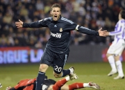 重返赛场引发热议！，詹姆斯在法国队比赛中出色防守观众掌声雷动