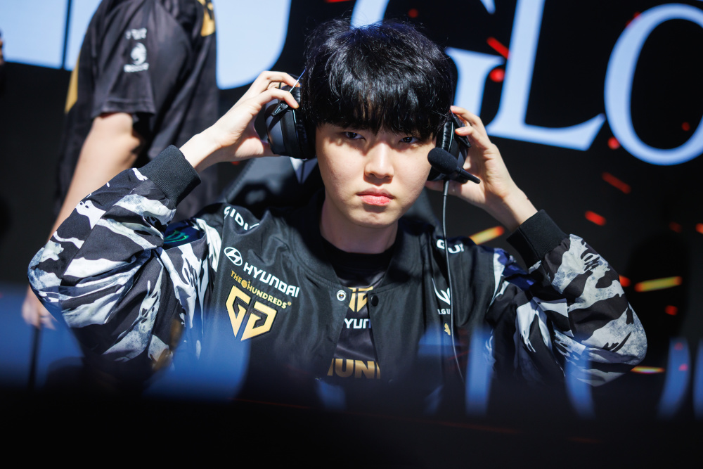 Scout在瑞士队比赛中锐不可当，出色防守引发热议！